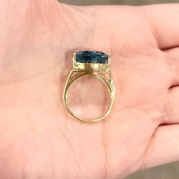 14K Large Deep Blue Topaz Swiss London triliant pie cut regal yellow gold ring - Picture 9 of 12